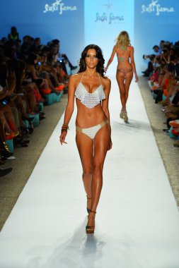 bir modeli pist luli fama 2014 koleksiyonu için yürüyor