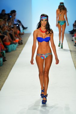 bir modeli pist luli fama 2014 koleksiyonu için yürüyor