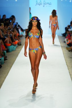 bir modeli pist luli fama 2014 koleksiyonu için yürüyor