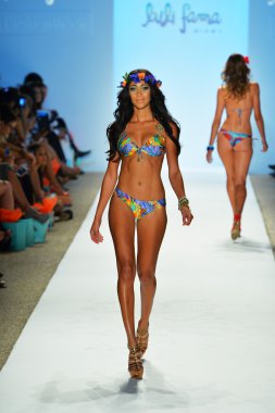 bir modeli pist luli fama 2014 koleksiyonu için yürüyor