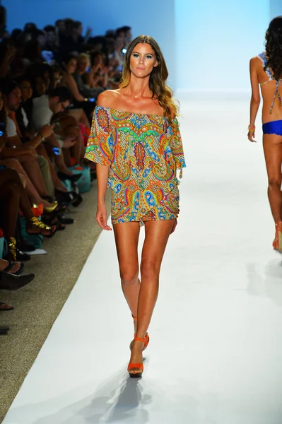 A model is walking the runway at Luli Fama for 2014 collection — Stock Photo, Image