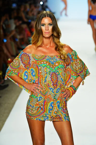 A model is walking the runway at Luli Fama for 2014 collection — Stock Photo, Image