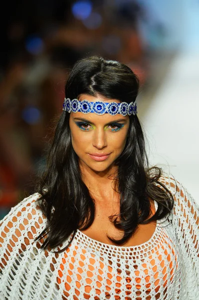 A model is walking the runway at Luli Fama for 2014 collection — Stock Photo, Image