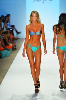 bir modeli pist luli fama 2014 koleksiyonu için yürüyor