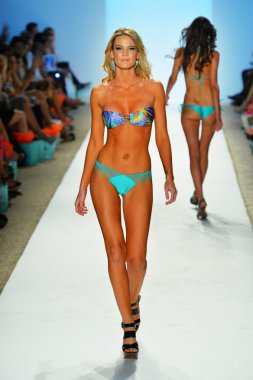 bir modeli pist luli fama 2014 koleksiyonu için yürüyor