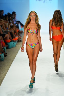 bir modeli pist luli fama 2014 koleksiyonu için yürüyor