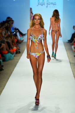 bir modeli pist luli fama 2014 koleksiyonu için yürüyor