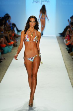 bir modeli pist luli fama 2014 koleksiyonu için yürüyor