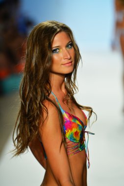 bir modeli pist luli fama 2014 koleksiyonu için yürüyor