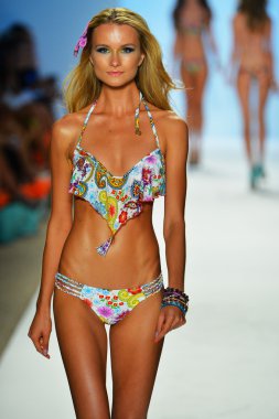 bir modeli pist luli fama 2014 koleksiyonu için yürüyor