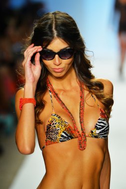 bir modeli pist luli fama 2014 koleksiyonu için yürüyor