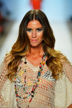 bir modeli pist luli fama 2014 koleksiyonu için yürüyor