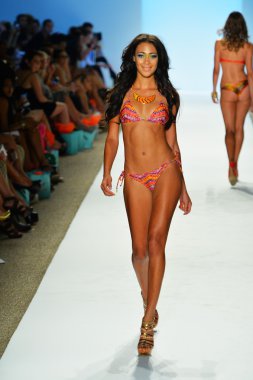 bir modeli pist luli fama 2014 koleksiyonu için yürüyor