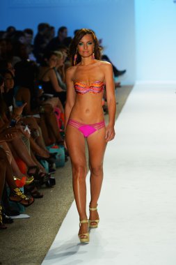 bir modeli pist luli fama 2014 koleksiyonu için yürüyor