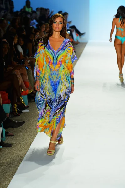 bir modeli pist luli fama 2014 koleksiyonu için yürüyor