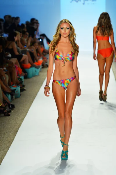 A model is walking the runway at Luli Fama for 2014 collection — Stock Photo, Image