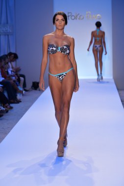 bir model mercedes-benz moda haftası sırasında poko pano Show'da pist yürür