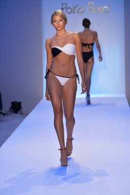 bir model mercedes-benz moda haftası sırasında poko pano Show'da pist yürür