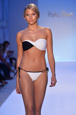 bir model mercedes-benz moda haftası sırasında poko pano Show'da pist yürür