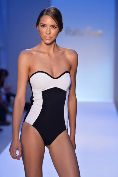 Ein model läuft auf der poko pano show während der mercedes-benz fashion week über den laufsteg — Stockfoto