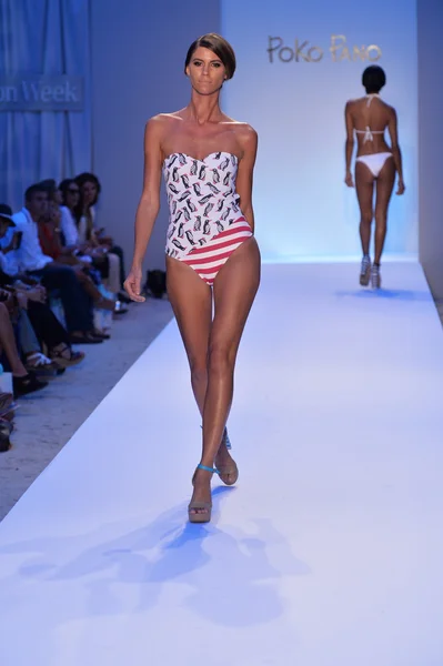 モデルは、メルセデス ・ ベンツ ・ ファッション ・ ウィーク中 poko パノ ショーで滑走路を歩く — ストック写真