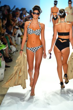 bir model mercedes-benz moda haftası sırasında nicolita Show'da pist yürür