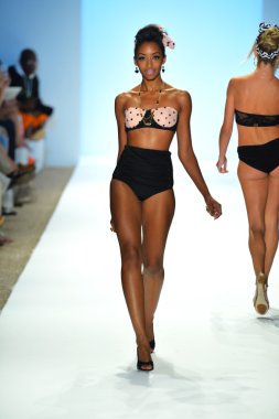 bir model mercedes-benz moda haftası sırasında nicolita Show'da pist yürür