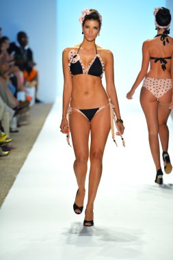 bir model mercedes-benz moda haftası sırasında nicolita Show'da pist yürür