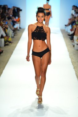 bir model mercedes-benz moda haftası sırasında nicolita Show'da pist yürür