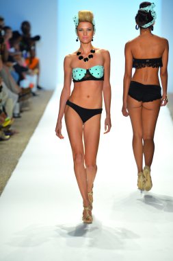 bir model mercedes-benz moda haftası sırasında nicolita Show'da pist yürür