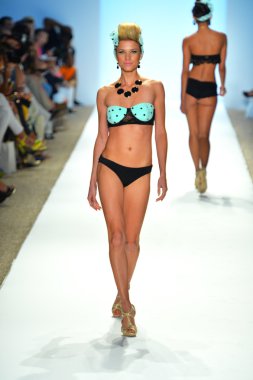 bir model mercedes-benz moda haftası sırasında nicolita Show'da pist yürür