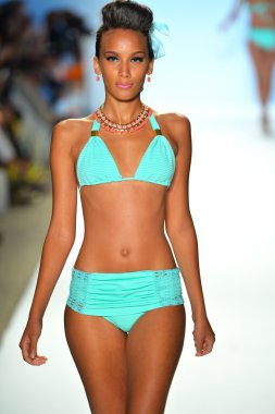 bir model mercedes-benz moda haftası sırasında nicolita Show'da pist yürür