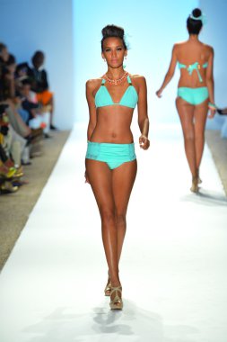 bir model mercedes-benz moda haftası sırasında nicolita Show'da pist yürür