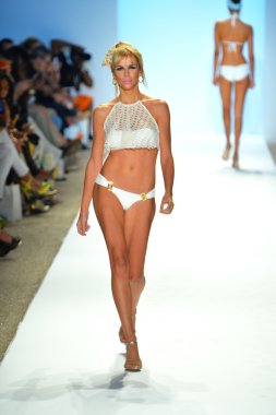 bir model mercedes-benz moda haftası sırasında nicolita Show'da pist yürür