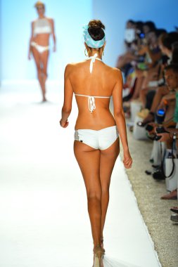 bir model mercedes-benz moda haftası sırasında nicolita Show'da pist yürür