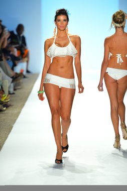 bir model mercedes-benz moda haftası sırasında nicolita Show'da pist yürür