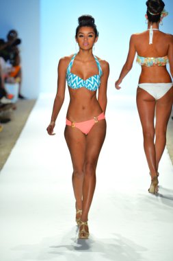 bir model mercedes-benz moda haftası sırasında nicolita Show'da pist yürür