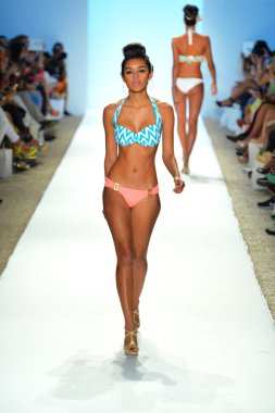 bir model mercedes-benz moda haftası sırasında nicolita Show'da pist yürür