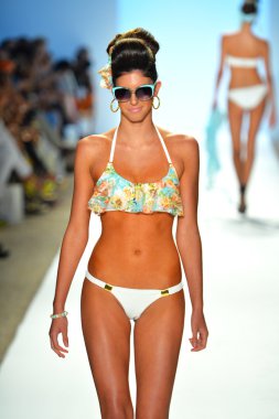 bir model mercedes-benz moda haftası sırasında nicolita Show'da pist yürür