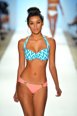 bir model mercedes-benz moda haftası sırasında nicolita Show'da pist yürür