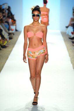 bir model mercedes-benz moda haftası sırasında nicolita Show'da pist yürür