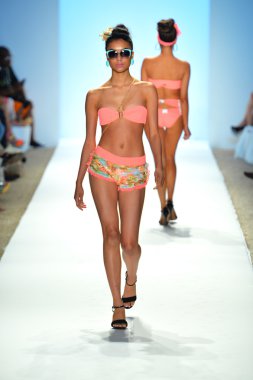 bir model mercedes-benz moda haftası sırasında nicolita Show'da pist yürür