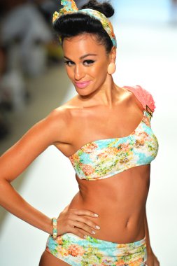 bir model mercedes-benz moda haftası sırasında nicolita Show'da pist yürür