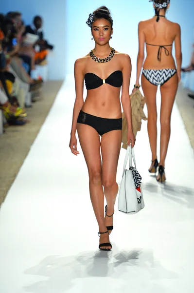 En modell går banan vid nicolita showen under mercedes-benz fashion week — Stockfoto
