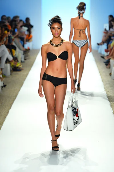En modell går banan vid nicolita showen under mercedes-benz fashion week — Stockfoto