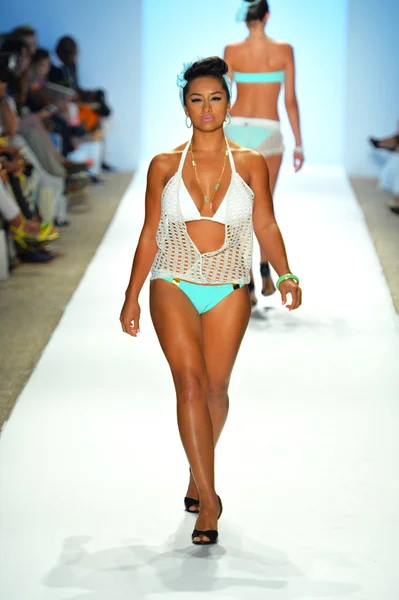 Ein model läuft auf der nicolita show während der mercedes-benz fashion week über den laufsteg — Stockfoto