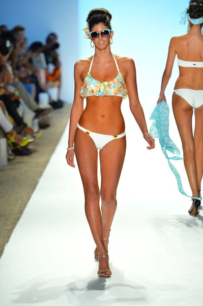 Bir model mercedes-benz moda haftası sırasında nicolita Show'da pist yürür — Stok fotoğraf