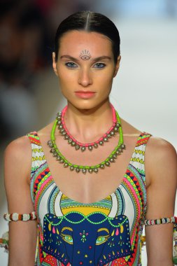 bir modeli pist yürür mara hoffman yüz gösteri