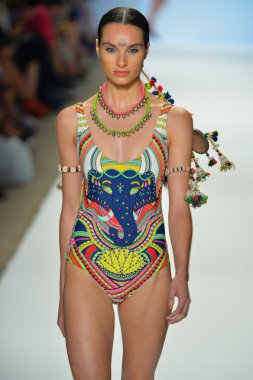 bir modeli pist yürür mara hoffman yüz gösteri