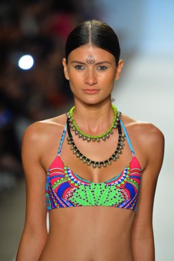 bir modeli pist yürür mara hoffman yüz gösteri